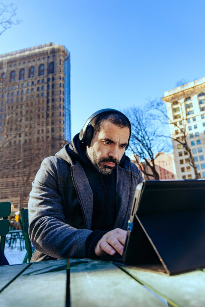 victor maia mignone trabalhando em Nova York próximo ao Flatiron Building