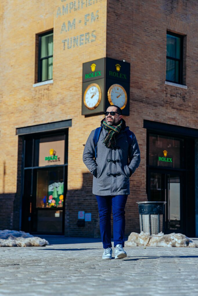 Victor Maia Mignone em Nova York no bairro do Chelsae Meatpacking District em frente a loja da Rolex